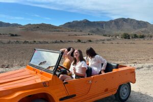 Lucía Guerrero Instagram - Fue divertido conducir un meari por el desierto y el rodaje explorando Almería todavía más.

Inaugurando nuestro #benditoverano con @springfieldofficial 

Gracias a unas compañeras y a un equipo con mucho talento ♥️