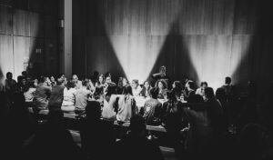 Lúcia Moniz Instagram - “Bertolt Brecht dizia que o teatro não podia ser engolido, mas sim mastigado. Ou seja, o público não deve sair de um espetáculo sem entender aquilo que acabou de assistir, nem deixar de levar consigo uma mensagem. E foi, exatamente, isso que aconteceu com a leitura daqueles textos.
Assistir a jovens, raparigas e rapazes, a ler, percebendo que a emoção se tinha sobreposto ao nervosismo inicial, foi uma excelente experiência.” - Alexandra Manes in Diário dos Açores -

#novascartasportuguesas 
📷 by @ruimmoniz
