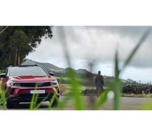 Lúcia Moniz Instagram - Muito feliz por ser a nova Embaixadora da @sotermaquinas_opel, e mostrar-vos um pouco mais da minha terra neste Opel Grandland híbrido.

#aquinaminhaterra #semmeiaspalavras #neversaynever