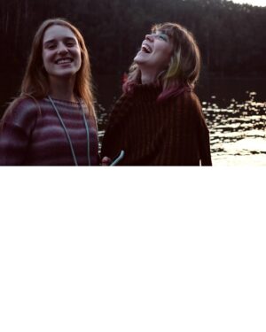Lúcia Moniz Instagram - A Paula da Liliana… A Liliana do João… o João do António… a equipa do filme “Terra Vil”, o filme “Terra Vil” do Luis Campos. 
Foi uma viagem muito bonita e que bom foi ter feito parte dela. 
Um dia, em breve, irão todos ouvir falar muito mais deste filme. Fiquem atentos.

(📷através da minha lente, nos intervalos das rodagens)