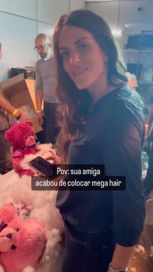 Luciana Paes Instagram - A Mantovani tem um cabelão sensacional realmente! Eu amo a @lucianapaesviva e tbm amo assistir BO e lembrar do set que foi uma delícia! Aproveita o domingo pra maratonar 🥹 @netflixbrasil @camisalistradafilmes