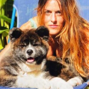 Luciana Paes Instagram - Quem inventou o cachorro esta de parabéns. @sami_ha_  nas fotos. Piscina,sol e os akitas kyoto e Tsuki. E sim, fotos no feed pra falar q estou mais pra loira. O loiro é de @gabijovine . Todo tratado e escovado por @je_hermenegildo