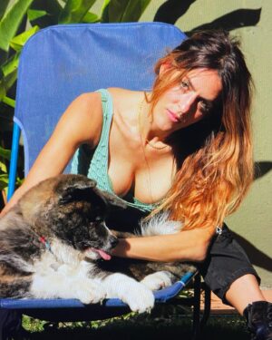 Luciana Paes Instagram - Quem inventou o cachorro esta de parabéns. @sami_ha_  nas fotos. Piscina,sol e os akitas kyoto e Tsuki. E sim, fotos no feed pra falar q estou mais pra loira. O loiro é de @gabijovine . Todo tratado e escovado por @je_hermenegildo