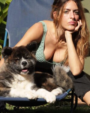 Luciana Paes Instagram - Quem inventou o cachorro esta de parabéns. @sami_ha_  nas fotos. Piscina,sol e os akitas kyoto e Tsuki. E sim, fotos no feed pra falar q estou mais pra loira. O loiro é de @gabijovine . Todo tratado e escovado por @je_hermenegildo