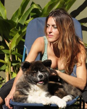Luciana Paes Instagram - Quem inventou o cachorro esta de parabéns. @sami_ha_  nas fotos. Piscina,sol e os akitas kyoto e Tsuki. E sim, fotos no feed pra falar q estou mais pra loira. O loiro é de @gabijovine . Todo tratado e escovado por @je_hermenegildo