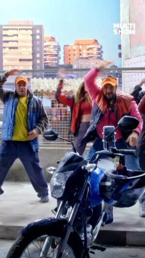 Luciana Paes Instagram - O que está acontecendo com esses motoboys? 🗣😂 Hoje, às 22h, tem episódio inédito de #NoCorre no meu canal! 💥