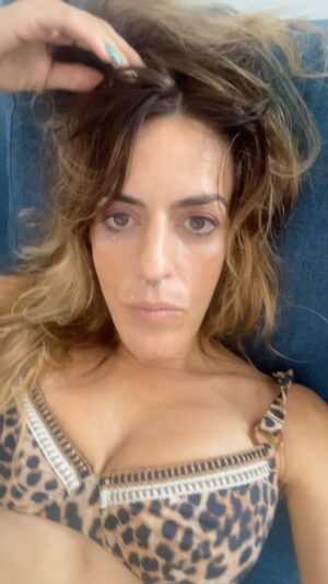 Luciana Paes Instagram - #carnaval Afinal que horas q sai o bloco? 
Admiro todos aqueles q amam carnaval. Mas liga logo porque eu não garanto. E vcs? Time suor e cerveja ou time sofá?
