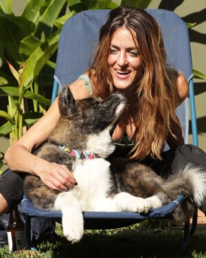 Luciana Paes Instagram - Quem inventou o cachorro esta de parabéns. @sami_ha_  nas fotos. Piscina,sol e os akitas kyoto e Tsuki. E sim, fotos no feed pra falar q estou mais pra loira. O loiro é de @gabijovine . Todo tratado e escovado por @je_hermenegildo