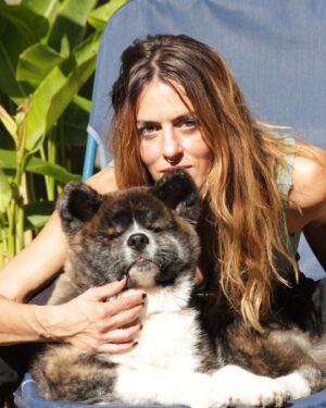Luciana Paes Instagram - Quem inventou o cachorro esta de parabéns. @sami_ha_  nas fotos. Piscina,sol e os akitas kyoto e Tsuki. E sim, fotos no feed pra falar q estou mais pra loira. O loiro é de @gabijovine . Todo tratado e escovado por @je_hermenegildo
