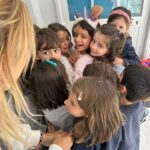 Luciana Abreu Instagram - A isto chamo de avalanche de amor. A nossa Valé ( Valentine ) de volta à escolinha e com uma recepção destas🥹 que Deus seja louvado ♥️ haja amor para partilhar 🙏🏼