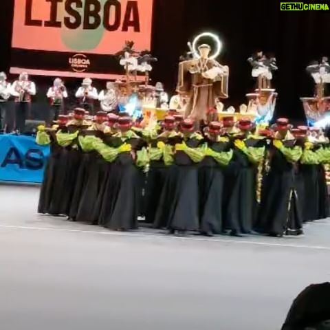 Luciana Abreu Instagram - Amado Santo Antonio, que a tua luz divina continue a invadir-nos de esperança , amor , união e resiliência. Gratos pela magia que vivemos. Acreditamos , confiamos e entregamos nas tuas mãos. OBRIGADA a toda família MARVILA @marchademarvila por me terem recebido de braços abertos. Sinto-me a rejubilar de orgulho. É uma honra ser vossa Madrinha. Tremo de tanta alegria, emoção e felicidade sempre que me lembro de vós. Obrigada público maravilhoso pelos abraços e beijos que recebi ontem. Até dia 12 de Junho, na nossa Avenida da Liberdade ♥️ Obrigada @marchaspopulares2024 por fazerem a diferença ao continuarem a enaltecer as nossas tradições. 😘