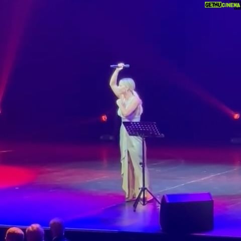 Luciana Abreu Instagram - Hoje festejamos o dia mundial da voz. Um abraço a todos aqueles que não se podem fazer ouvir, um abraço a todos os que nos encantam com a sua voz e um abraço a nós próprios pelas vibrações do dia a dia. Não é no tom de voz que se mede o caráter de cada um, mas sim a disciplina e a emoção. Que possamos usa-la como um trunfo para quebrar barreiras e proporcionar mais sorrisos. Viva 🎈