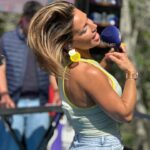Luciana Abreu Instagram - Mudar pode ser complicado mas acomodarmo-nos é estagnar. O impossível não é um facto, é uma opinião. Não deixes que ninguém limite o teu horizonte. Acredita no teu tamanho e dissipa toda a tua insegurança na temporalidade. Foca-te nos teus objetivos e abraça-te: a ti e à vida 🎈♥️🥳 OBRIGADA Sesimbra , fui feliz aqui. 🙏🏼