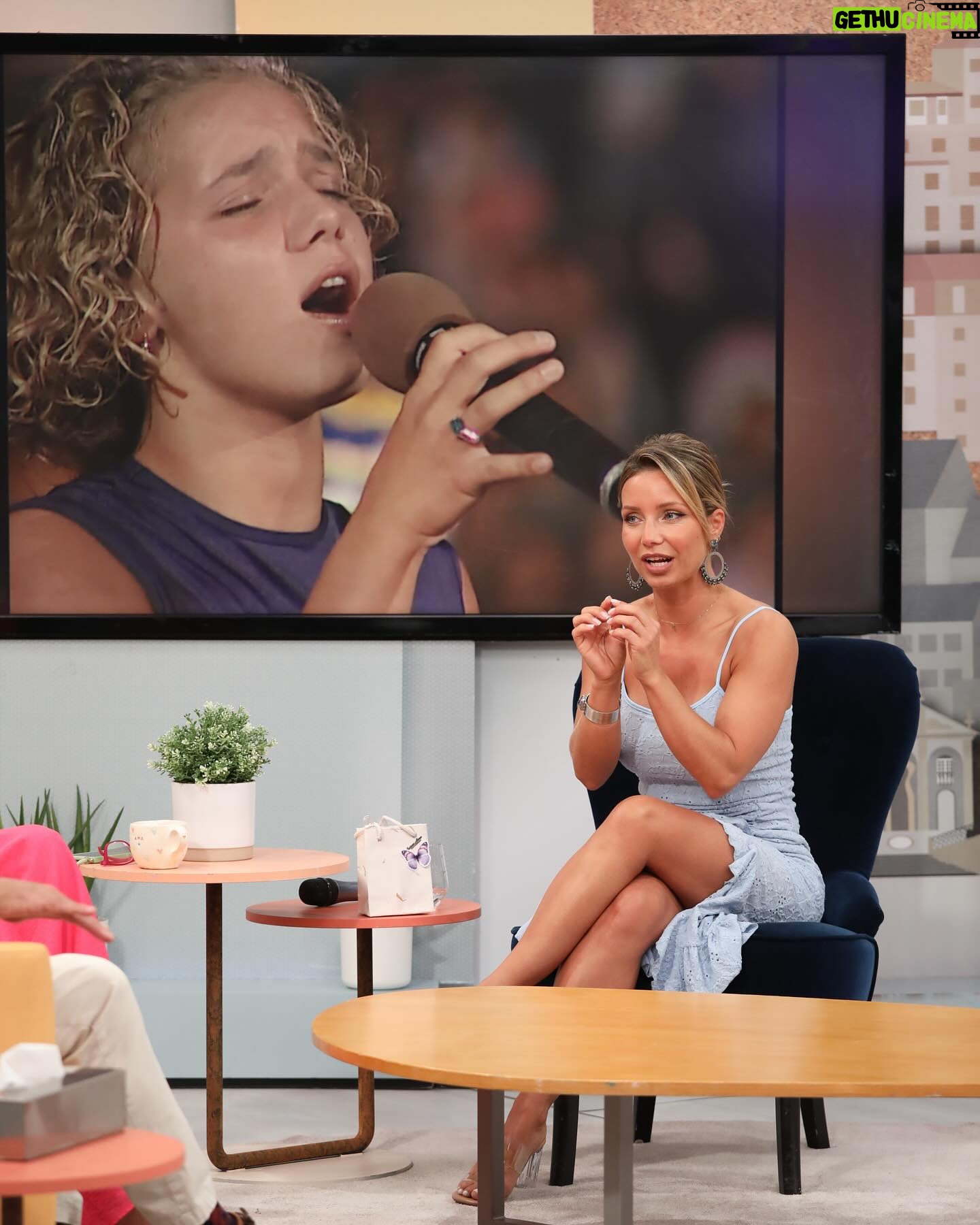 Luciana Abreu Instagram - SIC muito obrigada por estares presente em todos os meus momentos especiais, ao longo destas bodas de prata profissionais. São 25 anos a partilhar , a abraçar projetos em conjunto e mesmo quando são pessoais, seguimos de mãos dadas. Obrigada @jacinto_viana , @sicinternacional.oficial pelo carinho e visibilidade para os meus novos projetos. Obrigada a todos os que têm depositado confiança em mim: @famemagazineusa @vivianeusa_ @carioca_mag @premios_embaixadores @ricky_terezi @padarias.requinte @adelaidecunhaaa @lvamproductions @marchademarvila @marchaspopulares2024 @josefigueirasoficial @anamarquesoficial @sicoficial @micaela__medeiros @prouve_official @nunoffoliveira @mmarisacarvalhos @bypersona.pl @katarzyna_trawinska @municipioalcobaca @micaela__medeiros @sao_miguel @thyagomandu.beauty @newidentity.pt @me_mirian @ruanpaiva17 @thantayloral @pimentaeron @donald_belfo_milne @bernardo.liborio @leco_music @kiko_tavar3s_ @eduardopamorim @giorodriguesatelier @revistanovagente @paulojesuslisboa ♥️