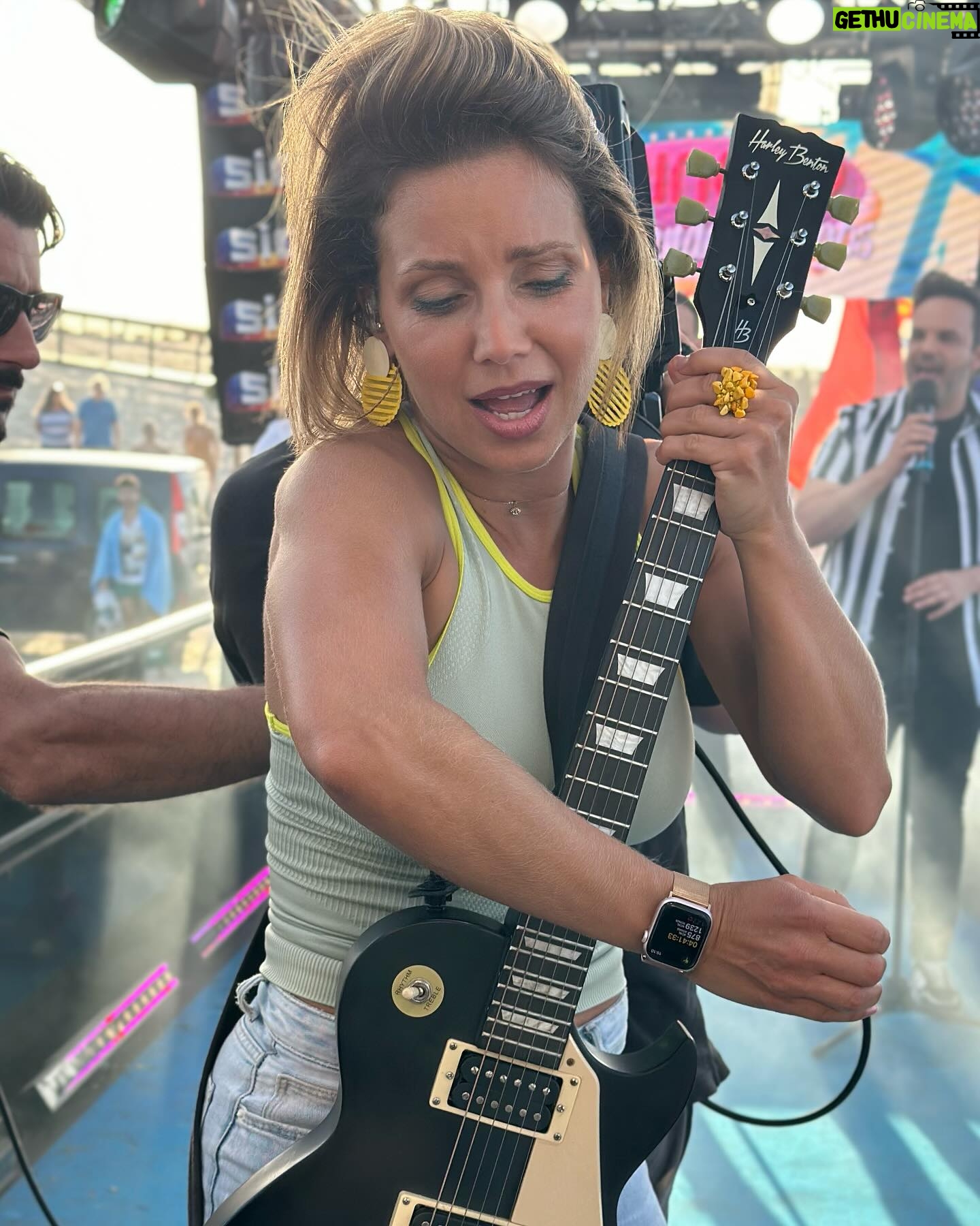 Luciana Abreu Instagram - Mudar pode ser complicado mas acomodarmo-nos é estagnar. O impossível não é um facto, é uma opinião. Não deixes que ninguém limite o teu horizonte. Acredita no teu tamanho e dissipa toda a tua insegurança na temporalidade. Foca-te nos teus objetivos e abraça-te: a ti e à vida 🎈♥️🥳 OBRIGADA Sesimbra , fui feliz aqui. 🙏🏼