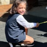 Luciana Abreu Instagram - Quero enaltecer e agradecer publicamente o excelente trabalho que é desenvolvido na escola das minhas filhas. As mais velhas concluíram o ensino primário nesta escola e seguiram bem preparadas para o segundo ciclo. Felizmente, as minhas gémeas, terão a mesma oportunidade. Realço não só o profissionalismo, a qualidade do ensino mas também aquilo que nós pais mais procuramos numa escola: a familiaridade, a comida tradicional (na escola comem a sopa sem pestanejar, já em casa… 🤪), a letra manuscrita, a união, o amor dos nossos pequenos aos mais graúdos. À alma deste externato, incomparável Avó Jesus, como as crianças lhe chamam (e Vovó Xesus, para as minhas gémeas), deixo-lhe uma grande salva de palmas e o meu eterno agradecimento. O seu legado é irrepreensível. Eternamente grata. @externato_eduarda_maria