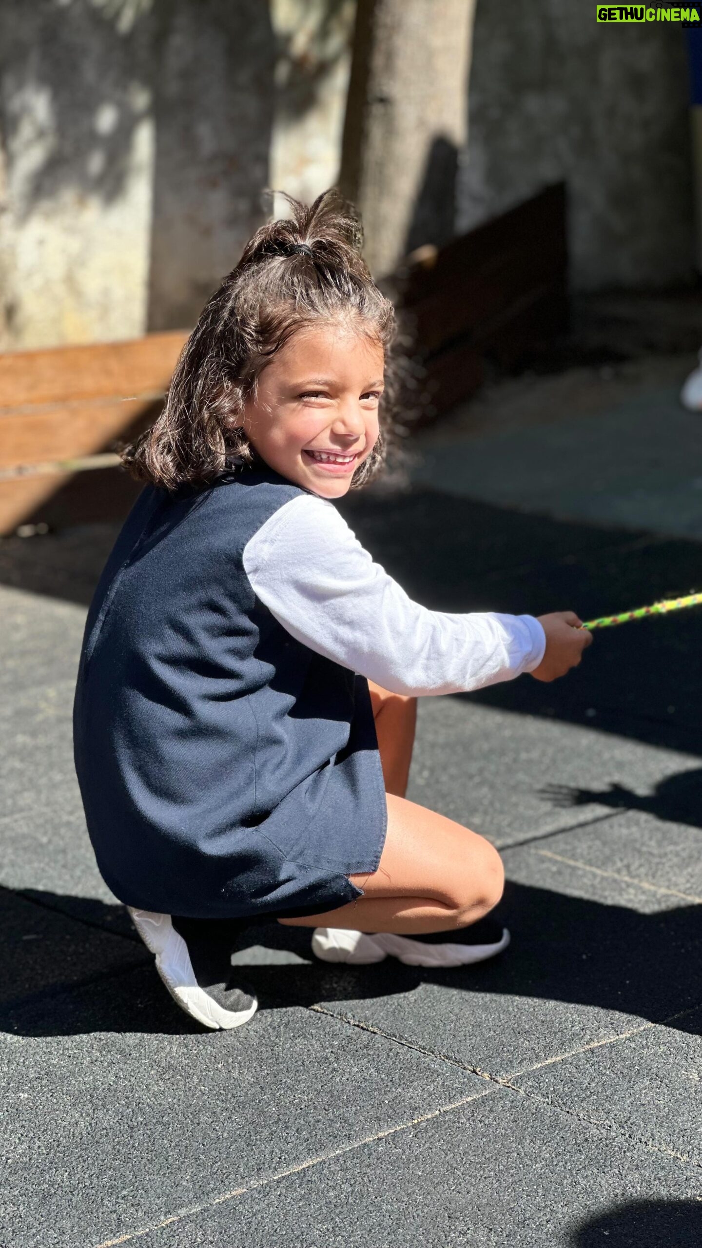 Luciana Abreu Instagram - Quero enaltecer e agradecer publicamente o excelente trabalho que é desenvolvido na escola das minhas filhas. As mais velhas concluíram o ensino primário nesta escola e seguiram bem preparadas para o segundo ciclo. Felizmente, as minhas gémeas, terão a mesma oportunidade. Realço não só o profissionalismo, a qualidade do ensino mas também aquilo que nós pais mais procuramos numa escola: a familiaridade, a comida tradicional (na escola comem a sopa sem pestanejar, já em casa… 🤪), a letra manuscrita, a união, o amor dos nossos pequenos aos mais graúdos. À alma deste externato, incomparável Avó Jesus, como as crianças lhe chamam (e Vovó Xesus, para as minhas gémeas), deixo-lhe uma grande salva de palmas e o meu eterno agradecimento. O seu legado é irrepreensível. Eternamente grata. @externato_eduarda_maria