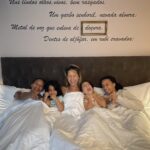 Luciana Abreu Instagram - Há anos que já não dormíamos todas juntas🥹 (com dois quartos e tantas camas, acabou tudo no “ninho” 😅). Acordei feita num ♾️, mas com o melhor da vida e abraçada pelo mais puro AMOR. Obrigada Hotel @vilagale de Paço D’Arcos, vocês são realmente incríveis. Se não fosse pelo brilhante profissionalismo, esquecermo-nos-íamos que estávamos em Portugal. Feliz dia às Mães da humanidade♥️🌻 #vilagale