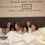 Luciana Abreu Instagram - Há anos que já não dormíamos todas juntas🥹 (com dois quartos e tantas camas, acabou tudo no “ninho” 😅). Acordei feita num ♾️, mas com o melhor da vida e abraçada pelo mais puro AMOR. Obrigada Hotel @vilagale de Paço D’Arcos, vocês são realmente incríveis. Se não fosse pelo brilhante profissionalismo, esquecermo-nos-íamos que estávamos em Portugal. Feliz dia às Mães da humanidade♥️🌻 #vilagale
