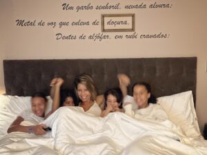 Luciana Abreu Instagram - Há anos que já não dormíamos todas juntas🥹 (com dois quartos e tantas camas, acabou tudo no “ninho” 😅).
Acordei feita num ♾️, mas com o melhor da vida e abraçada pelo mais puro AMOR. Obrigada Hotel @vilagale de Paço D’Arcos, vocês são realmente incríveis. Se não fosse pelo brilhante profissionalismo, esquecermo-nos-íamos que estávamos em Portugal.
Feliz dia às Mães da humanidade♥️🌻
#vilagale
