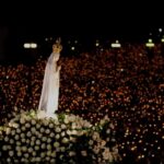 Luciana Abreu Instagram - Oração a Nossa Senhora de Fátima🙏🏼 Santissima Virgem, que nos montes de Fátima vos dignastes revelar aos três pastorzinhos os tesouros de graças que podemos alcançar; rezando o santo rosário, ajudai-nos a apreciar sempre mais esta santa oração, a fim de que, meditando os mistérios da nossa redenção, alcancemos as graças que insistentemente vos pedimos (pedir a graça). MOMENTO DIVINO O meu bom Jesus, perdoai-nos, livrai-nos do fogo do inferno, levai as almas todas para o céu e socorrei principalmente as que mais precisarem. Nossa Senhora do Rosário de Fátima, rogai por nós. Amém!