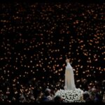 Luciana Abreu Instagram - Oração a Nossa Senhora de Fátima🙏🏼 Santissima Virgem, que nos montes de Fátima vos dignastes revelar aos três pastorzinhos os tesouros de graças que podemos alcançar; rezando o santo rosário, ajudai-nos a apreciar sempre mais esta santa oração, a fim de que, meditando os mistérios da nossa redenção, alcancemos as graças que insistentemente vos pedimos (pedir a graça). MOMENTO DIVINO O meu bom Jesus, perdoai-nos, livrai-nos do fogo do inferno, levai as almas todas para o céu e socorrei principalmente as que mais precisarem. Nossa Senhora do Rosário de Fátima, rogai por nós. Amém!