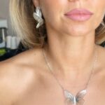 Luciana Abreu Instagram – Día 07 de junho será um dia de surpresas e emoções. Para além do meu concerto de comemoração de 25 anos de carreira, que está a ser preparado ao ínfimo pormenor, vou lançar o meu primeiro perfume. 
Após tantos anos a protelar, o meu perfume já foi produzido, em conjunto com a Prouvé, @prouve_official, que é uma empresa Polaca com 7 anos de existência e está em Portugal há 6 anos, pelas mãos do @nunoffoliveira. Os perfumes da Prové, assim como o meu, são produzidos em Grasse, França, que é a capital mundial da perfumaria e vai além fronteiras, pois vai ser comercializado em 30 países da Europa.
Este perfume tem um bocadinho meu e um bocadinho de cada Mulher forte, sonhadora e resiliente que o utilizar.
🦋