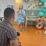 Luciana Abreu Instagram - Ainda não estou em mim…Hoje apanhei dois voos, dormi 4 horas, e ainda estou elétrica. Não consigo dormir de felicidade. Choro entre gargalhadas de gratidão. Foi a primeira festa de aniversário em 39 anos. Sempre me senti mais feliz em proporcionar, do que a receber. Hoje foi dia de receber um presente especial, uma festa de aniversário surpresa. Pensava eu que ia a caminho de um trabalho com os Bombeiros de Carcavelos 😅😂🤣 aí Mikinhas…. Só tu! 🥹Aliás , que duas que se juntaram… A Mikinhas e a DIVA dos doces e dos salgadinhos, a extraordinária e implacável D. Adelaide que tanto ♥️ . Tudo em que toca parece magia. Minha irmã querida @micaela__medeiros, padrinhos ( pais do ♥️ ) não tenho palavras para vos agradecer tudo o que fazem por mim. A família e os amigos são como um 🔒. Eterna gratidão. Jamais me esquecerei deste dia. Um dos presentes que peço a Deus, é que não haja dimensão para a felicidade de todos nós. Até amanhã Domingueiros do meu coração. 💐 @atelierdaflor_designfloral 🎂🥪🥞🧇🎈 @padarias.requinte 🍣🥢 @makisushirestaurante 📍@espacocelebratio 🎶🎤💃🏼 @joaoreispedreira 📸 @joaopmoutinho 🖼️ @dreambooks