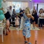 Luciana Abreu Instagram - Ainda não estou em mim…Hoje apanhei dois voos, dormi 4 horas, e ainda estou elétrica. Não consigo dormir de felicidade. Choro entre gargalhadas de gratidão. Foi a primeira festa de aniversário em 39 anos. Sempre me senti mais feliz em proporcionar, do que a receber. Hoje foi dia de receber um presente especial, uma festa de aniversário surpresa. Pensava eu que ia a caminho de um trabalho com os Bombeiros de Carcavelos 😅😂🤣 aí Mikinhas…. Só tu! 🥹Aliás , que duas que se juntaram… A Mikinhas e a DIVA dos doces e dos salgadinhos, a extraordinária e implacável D. Adelaide que tanto ♥️ . Tudo em que toca parece magia. Minha irmã querida @micaela__medeiros, padrinhos ( pais do ♥️ ) não tenho palavras para vos agradecer tudo o que fazem por mim. A família e os amigos são como um 🔒. Eterna gratidão. Jamais me esquecerei deste dia. Um dos presentes que peço a Deus, é que não haja dimensão para a felicidade de todos nós. Até amanhã Domingueiros do meu coração. 💐 @atelierdaflor_designfloral 🎂🥪🥞🧇🎈 @padarias.requinte 🍣🥢 @makisushirestaurante 📍@espacocelebratio 🎶🎤💃🏼 @joaoreispedreira 📸 @joaopmoutinho 🖼️ @dreambooks