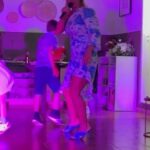 Luciana Abreu Instagram - Ainda não estou em mim…Hoje apanhei dois voos, dormi 4 horas, e ainda estou elétrica. Não consigo dormir de felicidade. Choro entre gargalhadas de gratidão. Foi a primeira festa de aniversário em 39 anos. Sempre me senti mais feliz em proporcionar, do que a receber. Hoje foi dia de receber um presente especial, uma festa de aniversário surpresa. Pensava eu que ia a caminho de um trabalho com os Bombeiros de Carcavelos 😅😂🤣 aí Mikinhas…. Só tu! 🥹Aliás , que duas que se juntaram… A Mikinhas e a DIVA dos doces e dos salgadinhos, a extraordinária e implacável D. Adelaide que tanto ♥️ . Tudo em que toca parece magia. Minha irmã querida @micaela__medeiros, padrinhos ( pais do ♥️ ) não tenho palavras para vos agradecer tudo o que fazem por mim. A família e os amigos são como um 🔒. Eterna gratidão. Jamais me esquecerei deste dia. Um dos presentes que peço a Deus, é que não haja dimensão para a felicidade de todos nós. Até amanhã Domingueiros do meu coração. 💐 @atelierdaflor_designfloral 🎂🥪🥞🧇🎈 @padarias.requinte 🍣🥢 @makisushirestaurante 📍@espacocelebratio 🎶🎤💃🏼 @joaoreispedreira 📸 @joaopmoutinho 🖼️ @dreambooks