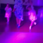 Luciana Abreu Instagram - Ainda não estou em mim…Hoje apanhei dois voos, dormi 4 horas, e ainda estou elétrica. Não consigo dormir de felicidade. Choro entre gargalhadas de gratidão. Foi a primeira festa de aniversário em 39 anos. Sempre me senti mais feliz em proporcionar, do que a receber. Hoje foi dia de receber um presente especial, uma festa de aniversário surpresa. Pensava eu que ia a caminho de um trabalho com os Bombeiros de Carcavelos 😅😂🤣 aí Mikinhas…. Só tu! 🥹Aliás , que duas que se juntaram… A Mikinhas e a DIVA dos doces e dos salgadinhos, a extraordinária e implacável D. Adelaide que tanto ♥️ . Tudo em que toca parece magia. Minha irmã querida @micaela__medeiros, padrinhos ( pais do ♥️ ) não tenho palavras para vos agradecer tudo o que fazem por mim. A família e os amigos são como um 🔒. Eterna gratidão. Jamais me esquecerei deste dia. Um dos presentes que peço a Deus, é que não haja dimensão para a felicidade de todos nós. Até amanhã Domingueiros do meu coração. 💐 @atelierdaflor_designfloral 🎂🥪🥞🧇🎈 @padarias.requinte 🍣🥢 @makisushirestaurante 📍@espacocelebratio 🎶🎤💃🏼 @joaoreispedreira 📸 @joaopmoutinho 🖼️ @dreambooks
