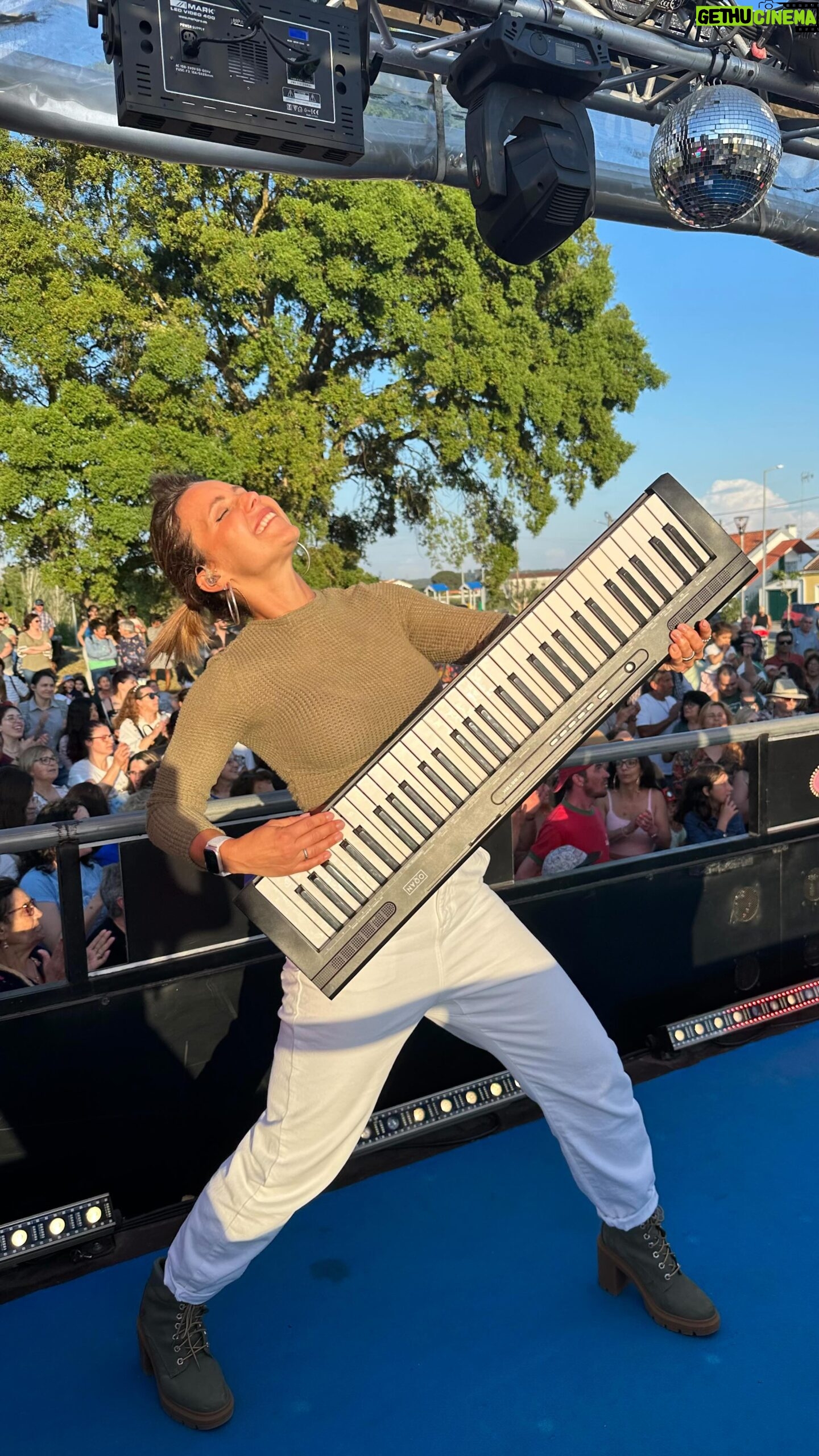 Luciana Abreu Instagram - “Nunca existiu uma pessoa como você antes, não existe ninguém neste mundo como você agora e nem nunca existirá. Veja só o respeito que a vida tem por você. Você é uma obra de arte — impossível de repetir, incomparável, absolutamente única.” Osho