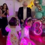 Luciana Abreu Instagram - Ainda não estou em mim…Hoje apanhei dois voos, dormi 4 horas, e ainda estou elétrica. Não consigo dormir de felicidade. Choro entre gargalhadas de gratidão. Foi a primeira festa de aniversário em 39 anos. Sempre me senti mais feliz em proporcionar, do que a receber. Hoje foi dia de receber um presente especial, uma festa de aniversário surpresa. Pensava eu que ia a caminho de um trabalho com os Bombeiros de Carcavelos 😅😂🤣 aí Mikinhas…. Só tu! 🥹Aliás , que duas que se juntaram… A Mikinhas e a DIVA dos doces e dos salgadinhos, a extraordinária e implacável D. Adelaide que tanto ♥️ . Tudo em que toca parece magia. Minha irmã querida @micaela__medeiros, padrinhos ( pais do ♥️ ) não tenho palavras para vos agradecer tudo o que fazem por mim. A família e os amigos são como um 🔒. Eterna gratidão. Jamais me esquecerei deste dia. Um dos presentes que peço a Deus, é que não haja dimensão para a felicidade de todos nós. Até amanhã Domingueiros do meu coração. 💐 @atelierdaflor_designfloral 🎂🥪🥞🧇🎈 @padarias.requinte 🍣🥢 @makisushirestaurante 📍@espacocelebratio 🎶🎤💃🏼 @joaoreispedreira 📸 @joaopmoutinho 🖼️ @dreambooks