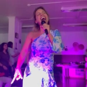 Luciana Abreu Instagram - Ainda não estou em mim…Hoje apanhei dois voos, dormi 4 horas, e ainda estou elétrica. Não consigo dormir de felicidade. Choro entre gargalhadas de gratidão. Foi a primeira festa de aniversário em 39 anos. Sempre me senti mais feliz em proporcionar, do que a receber. Hoje foi dia de receber um presente especial, uma festa de aniversário surpresa. Pensava eu que ia a caminho de um trabalho com os Bombeiros de Carcavelos 😅😂🤣 aí Mikinhas…. Só tu! 🥹Aliás , que duas que se juntaram… A Mikinhas e a DIVA dos doces e dos salgadinhos, a extraordinária e implacável D. Adelaide que tanto ♥️ . Tudo em que toca parece magia. 
Minha irmã querida @micaela__medeiros, padrinhos ( pais do ♥️ ) não tenho palavras para vos agradecer tudo o que fazem por mim. A família e os amigos são como um 🔒. Eterna gratidão. Jamais me esquecerei deste dia. Um dos presentes que peço a Deus, é que não haja dimensão para a felicidade de todos nós. 
Até amanhã Domingueiros do meu coração. 

💐 @atelierdaflor_designfloral
🎂🥪🥞🧇🎈 @padarias.requinte
🍣🥢 @makisushirestaurante
📍@espacocelebratio
🎶🎤💃🏼 @joaoreispedreira
📸 @joaopmoutinho
🖼️ @dreambooks