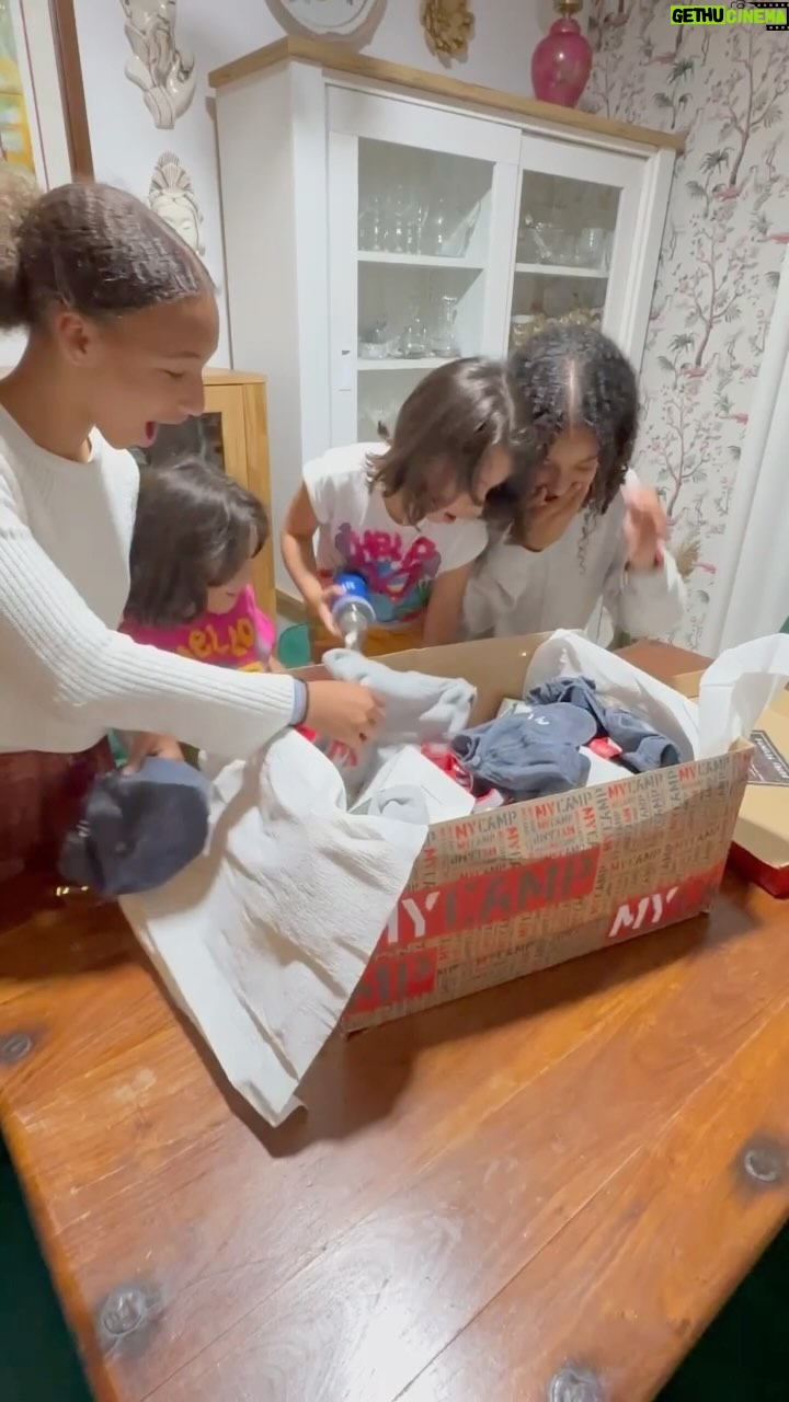 Luciana Abreu Instagram - Está a gravar , câmera , ação 🎬 “ Olá Mamã “ 😅🤪😂😂😂😂 O MyCamp entrou na nossa família há já vários anos e trouxe uma alegria desmedida às minhas filhas. Todos os anos, por esta altura do ano, começa a excitação habitual de planear as férias e, sem dúvida, que os dias mais aguardados, são os que vão para a Quinta da Broeira. Com tantos perigos “à espreita”, ao virar de cada esquina, o MyCamp é dos raríssimos sítios que tenho plena confiança para deixar as minhas filhas. Este ano será ainda mais especial pois vai ser a estreia das gémeas 😍 aguenta coração 🤪 Muito obrigada @mycampfamily