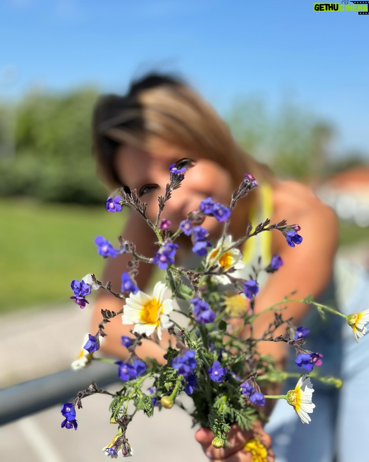 Luciana Abreu Instagram - Mudar pode ser complicado mas acomodarmo-nos é estagnar. O impossível não é um facto, é uma opinião. Não deixes que ninguém limite o teu horizonte. Acredita no teu tamanho e dissipa toda a tua insegurança na temporalidade. Foca-te nos teus objetivos e abraça-te: a ti e à vida 🎈♥️🥳 OBRIGADA Sesimbra , fui feliz aqui. 🙏🏼