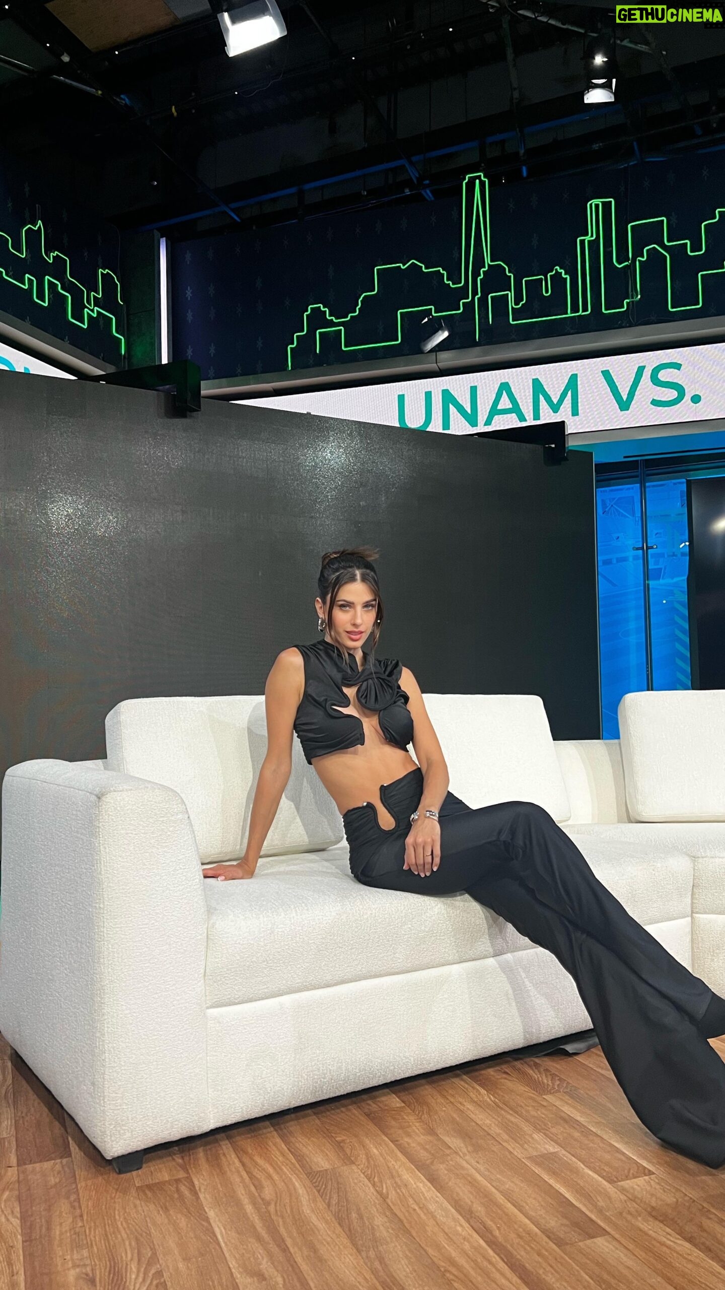 Luciana Sismondi Instagram - Qué increíble estar en @lajugadatudn para platicar sobre los @latinamas!!⚡️🤍 amé mi look de @nisa.conceptstore @nooshapparel @nisa_by_denisa all in black = girlpwr! ¿Les gusta?