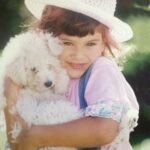 Luciana Sismondi Instagram - Hola Luchiii 💜 Hay que escuchar al niño que fuimos un día y que existe dentro de nosotros. Ese niño entiende de momentos mágicos! Feliz día del niño para todos!!! 1- Con mi primer perrito “Willy” 2- Listas para salir con mi hermana 😂 3- Haciendo la publicidad de la farmacia de mi mamá 4- Cuando gané mi primer trofeo en gimnasia artística 5- siempre amando a la naturaleza