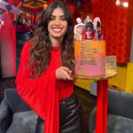 Luciana Sismondi Instagram - Un vistazo a lo que pasó hoy en @cuentameloyaof en donde estuve con ese equipo maravilloso y pude llevarles esta sorpresa como recordatorio del día, lugar y hora de los @latinamas! ⚡️¿Están listos para el evento que tendrá lo mejor de la música latina? Latin American Music Awards. Sábado 27 de abril a las 9pm por @canalestrellas!!!😮‍💨