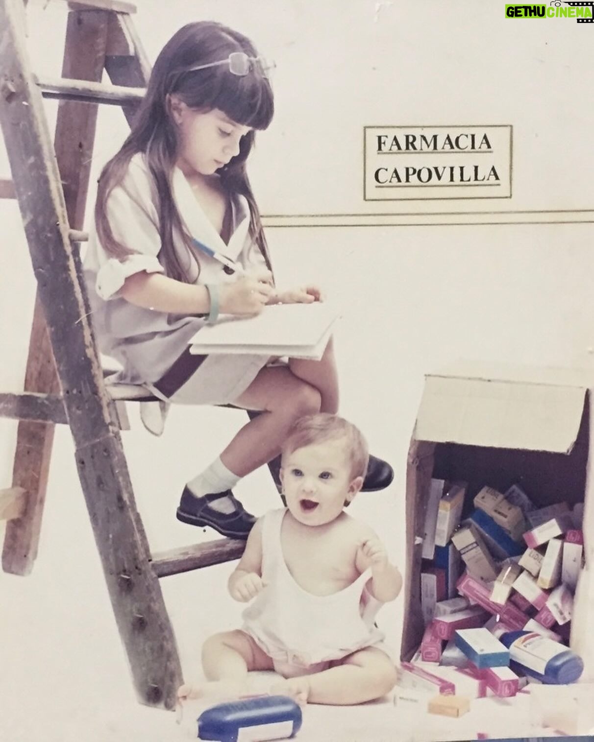 Luciana Sismondi Instagram - Hola Luchiii 💜 Hay que escuchar al niño que fuimos un día y que existe dentro de nosotros. Ese niño entiende de momentos mágicos! Feliz día del niño para todos!!! 1- Con mi primer perrito “Willy” 2- Listas para salir con mi hermana 😂 3- Haciendo la publicidad de la farmacia de mi mamá 4- Cuando gané mi primer trofeo en gimnasia artística 5- siempre amando a la naturaleza