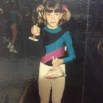 Luciana Sismondi Instagram - Hola Luchiii 💜 Hay que escuchar al niño que fuimos un día y que existe dentro de nosotros. Ese niño entiende de momentos mágicos! Feliz día del niño para todos!!! 1- Con mi primer perrito “Willy” 2- Listas para salir con mi hermana 😂 3- Haciendo la publicidad de la farmacia de mi mamá 4- Cuando gané mi primer trofeo en gimnasia artística 5- siempre amando a la naturaleza