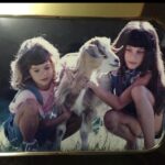 Luciana Sismondi Instagram - Hola Luchiii 💜 Hay que escuchar al niño que fuimos un día y que existe dentro de nosotros. Ese niño entiende de momentos mágicos! Feliz día del niño para todos!!! 1- Con mi primer perrito “Willy” 2- Listas para salir con mi hermana 😂 3- Haciendo la publicidad de la farmacia de mi mamá 4- Cuando gané mi primer trofeo en gimnasia artística 5- siempre amando a la naturaleza