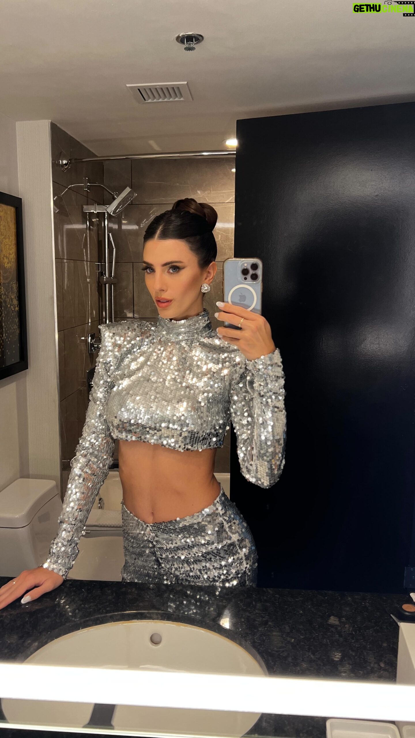 Luciana Sismondi Instagram - Muy emocionada porque tomaré las redes de @panoramadelheraldo para enseñarles todo en @premiolonuestro. Así mi beauty look, qué dicen... ¿les gusta? 😉 Los leo! Make up @nadxielit Pelo @beautystylesbyadri Dress @valco_valeriacoa