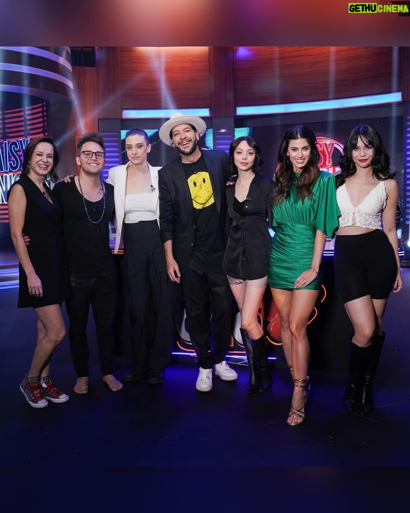 Luciana Sismondi Instagram - No se pierdan hoy @faisynights a las 10:30 pm por @canalunicable para ver si ganamos (o no) en este juego tan divertido! ⚡️ #chelapong Visitando a este crew que son garantía para pasarla bien!! Look: @nisa_by_denisa @nisa.conceptstore