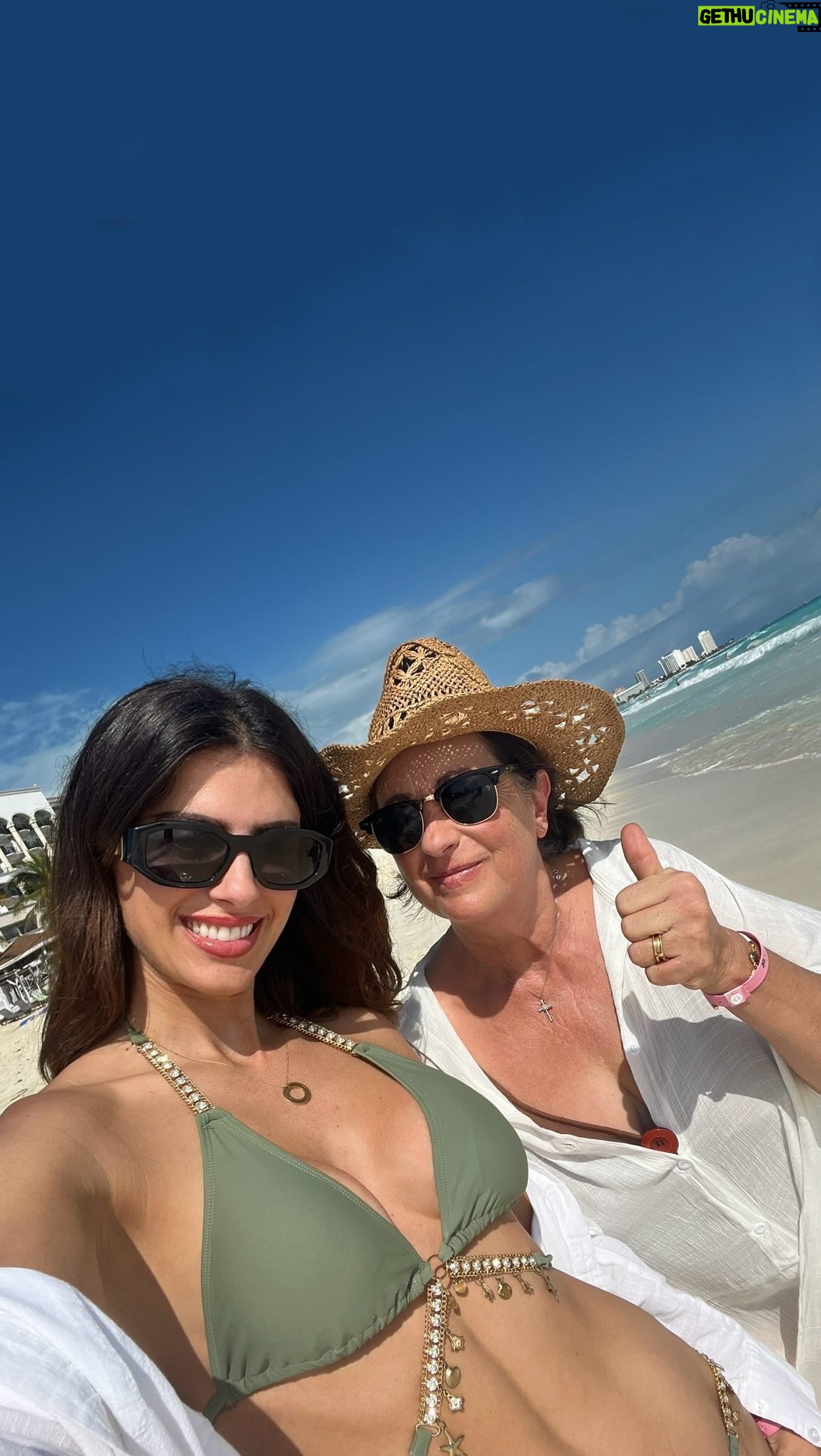 Luciana Sismondi Instagram - ¡Feliz Día de las Madres! Les dejo algunos momentos con mamá que no cambio por nada, mi mayor tesoro! Compártanme los suyos. Los leo!🤍🤍🤍