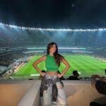Luciana Sismondi Instagram - Momentos de la vida últimamente… 1. Domingo en el estadio⚽ 2. Uno de los postres que más me gustan: tiramisú 😋 3. Un año más trabajando en @tecate_emblema!! 🎤 🎶 4. Día de pádel! 5. Esta delicia en uno de los restaurantes que más me gustan: @dantebrasayfuego 6. Momento divertido con mi bella @andiedadog. 💖 7. Una escapada a un lugar mágico☀️ 8. Instante de pausa para agradecer.🌈 9. En MIA desconectando unos días.