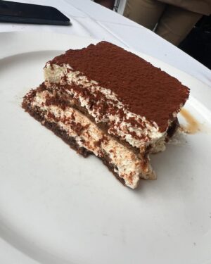 Luciana Sismondi Instagram - Momentos de la vida últimamente…

1. Domingo en el estadio⚽
2. Uno de los postres que más me gustan: tiramisú 😋
3. Un año más trabajando en @tecate_emblema!! 🎤 🎶
4. Día de pádel!
5. Esta delicia en uno de los restaurantes que más me gustan: @dantebrasayfuego 
6. Momento divertido con mi bella @andiedadog. 💖
7. Una escapada a un lugar mágico☀️
8. Instante de pausa para agradecer.🌈
9. En MIA desconectando unos días.