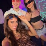 Luciana Sismondi Instagram - Momentos de la vida últimamente… 1. Domingo en el estadio⚽ 2. Uno de los postres que más me gustan: tiramisú 😋 3. Un año más trabajando en @tecate_emblema!! 🎤 🎶 4. Día de pádel! 5. Esta delicia en uno de los restaurantes que más me gustan: @dantebrasayfuego 6. Momento divertido con mi bella @andiedadog. 💖 7. Una escapada a un lugar mágico☀️ 8. Instante de pausa para agradecer.🌈 9. En MIA desconectando unos días.