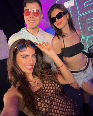 Luciana Sismondi Instagram - Momentos de la vida últimamente…

1. Domingo en el estadio⚽
2. Uno de los postres que más me gustan: tiramisú 😋
3. Un año más trabajando en @tecate_emblema!! 🎤 🎶
4. Día de pádel!
5. Esta delicia en uno de los restaurantes que más me gustan: @dantebrasayfuego 
6. Momento divertido con mi bella @andiedadog. 💖
7. Una escapada a un lugar mágico☀️
8. Instante de pausa para agradecer.🌈
9. En MIA desconectando unos días.