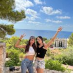 Luciana Sismondi Instagram - Jueves de #TBT! En los momentos difíciles, encuentro resiliencia y motivación al recordar instantes inolvidables, hermosos y muy felices como este viaje que hice con mi hermana a Ibiza mientras estoy en cama con gripa, dándole a mi cuerpo el descanso que necesita 😷♥️.
